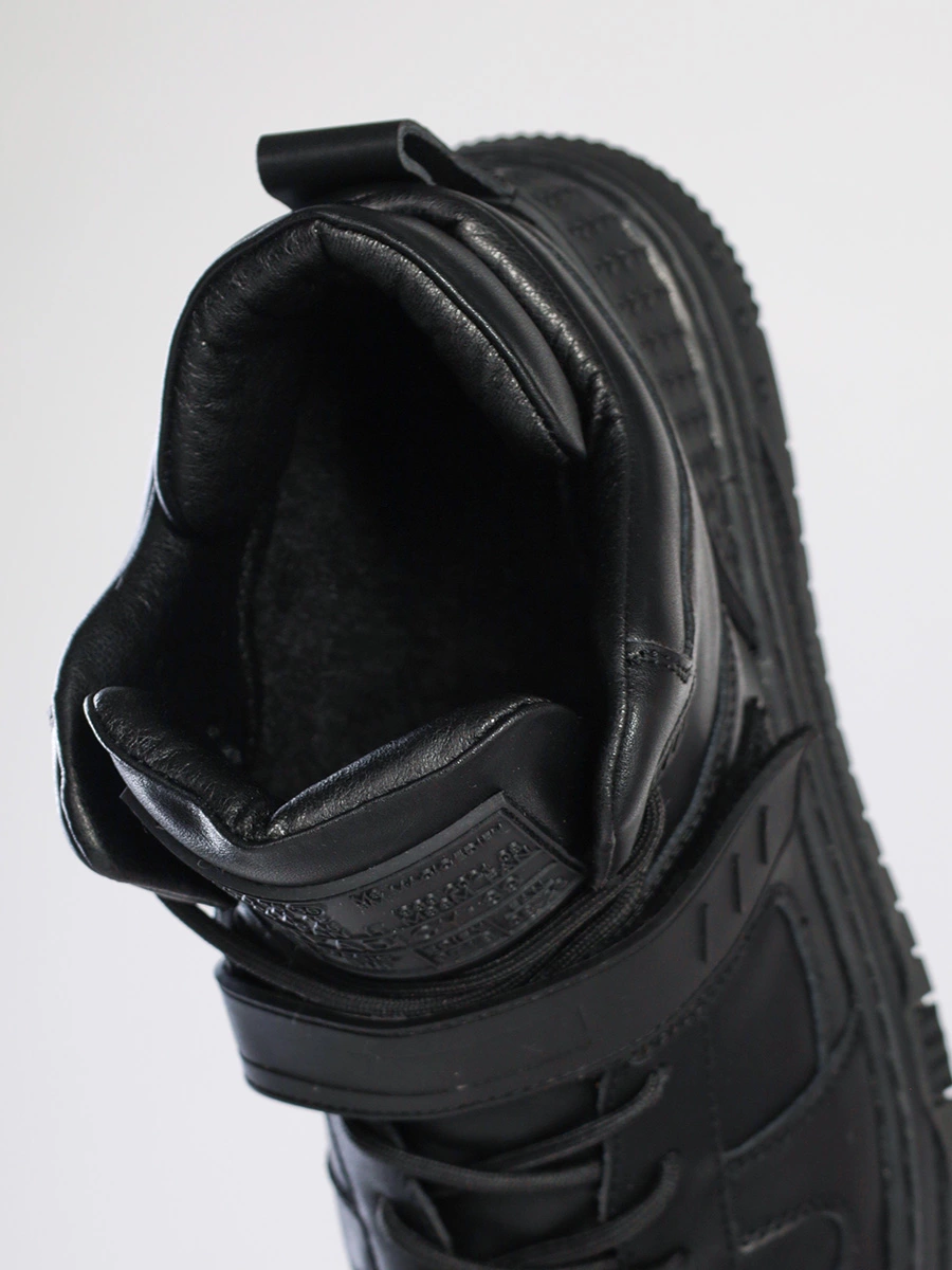 Ботинки черного цвета с прорезиненными вставками